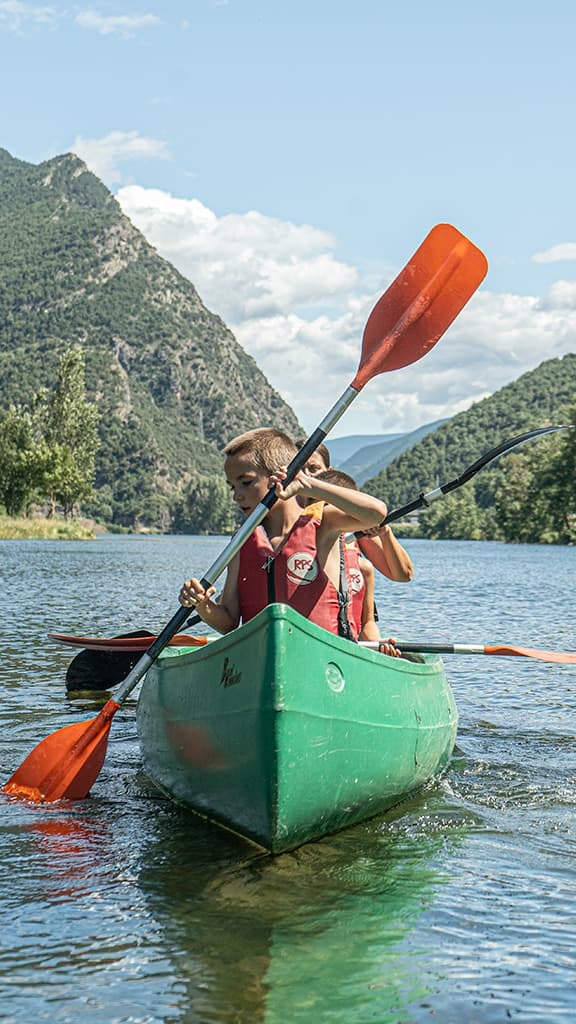 Grupo de personas disfrutando de un paseo en canoa de alquiler por las aguas tranquilas del Lago de La Torrassa.