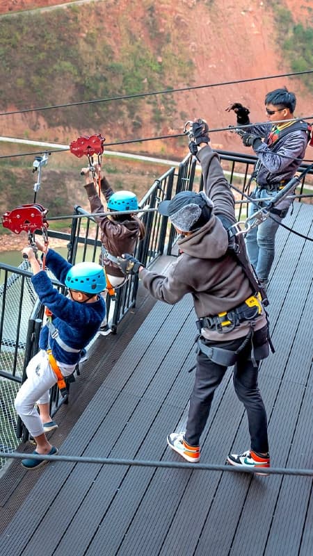 Familia con niños sonriendo y participando en juegos de equipo al aire libre en las Hoces del Cabriel.