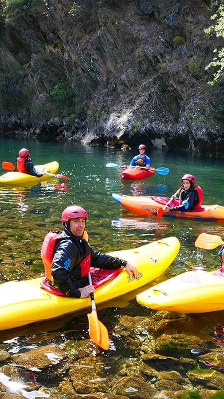 Alumno aprendiendo técnicas de paleo y control en un curso de kayak en Llavorsí.