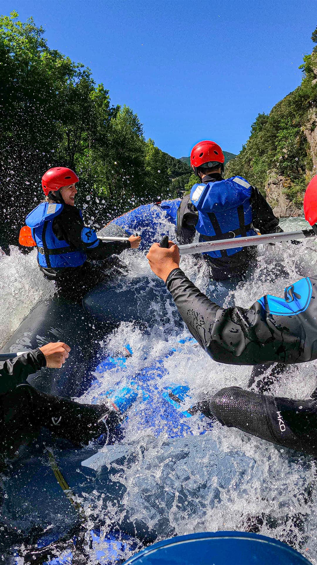 Balsa de rafting surcando un rápido en el tramo Llavorsí-Rialp del río Noguera Pallaresa.
